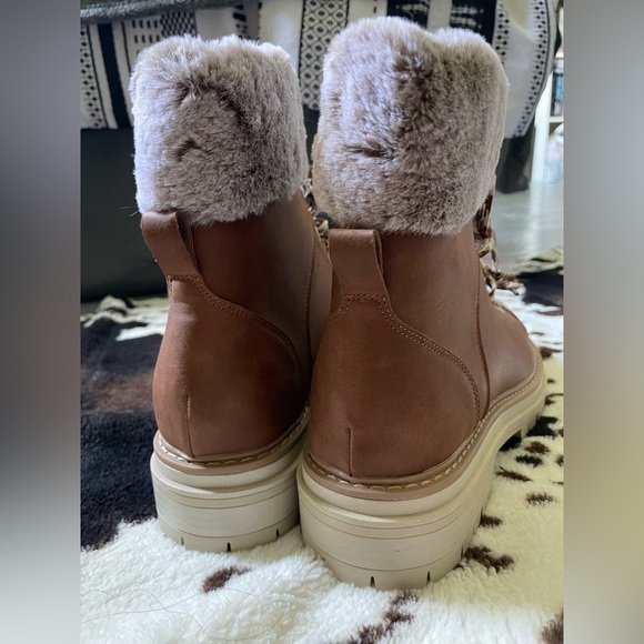 Boots - Picture 4 of 5